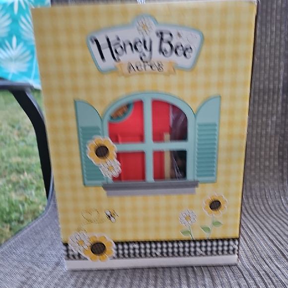 Honey Bee Acres Sunshine Meadows School Playset - Picture 4 of 4